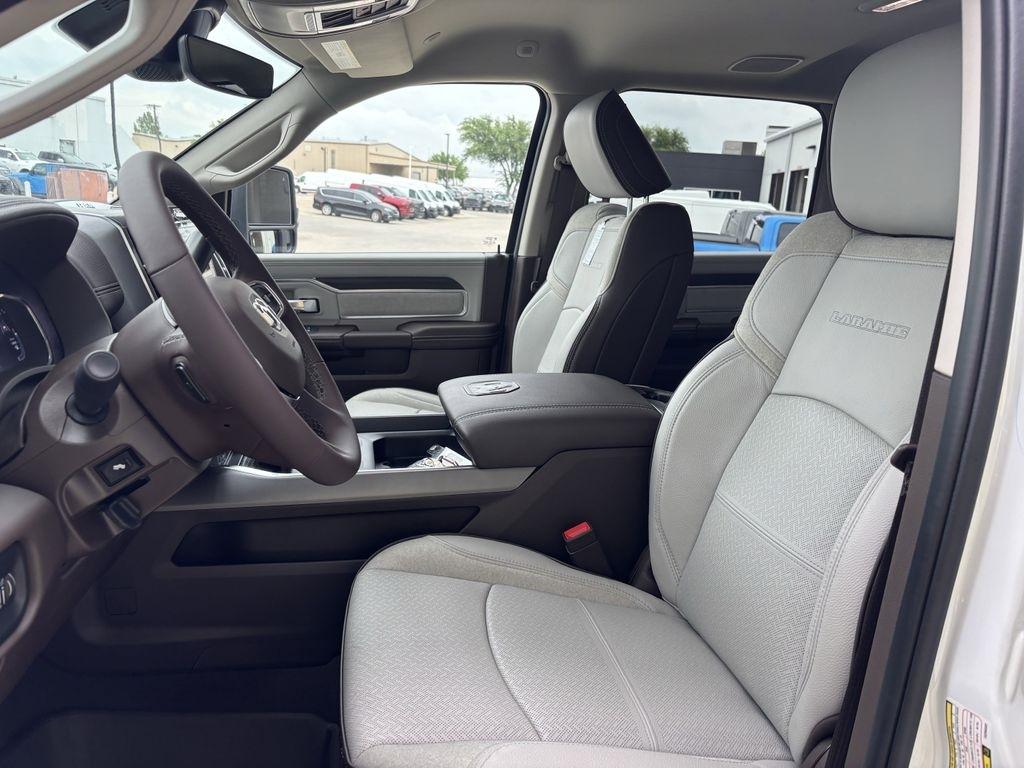 RAM 3500 Laramie Mega Cab 4WD DRW 2026