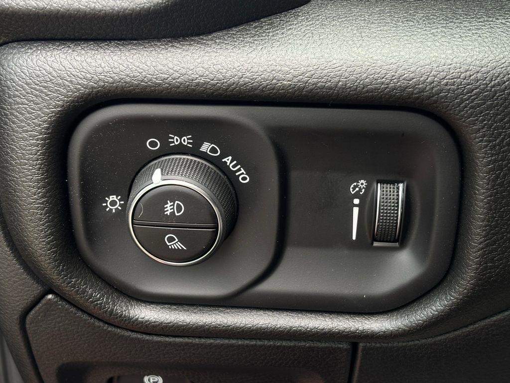 RAM 1500 Tradesman Crew Cab SWB 4WD 2026