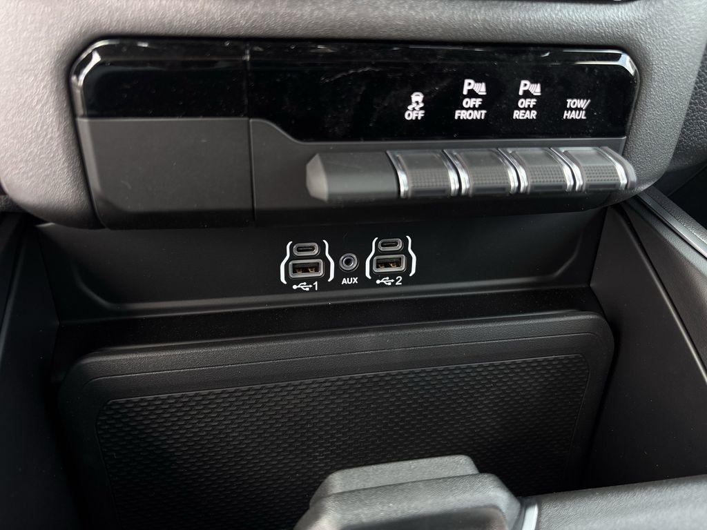 RAM 1500 Big Horn Crew Cab SWB 4WD 2026
