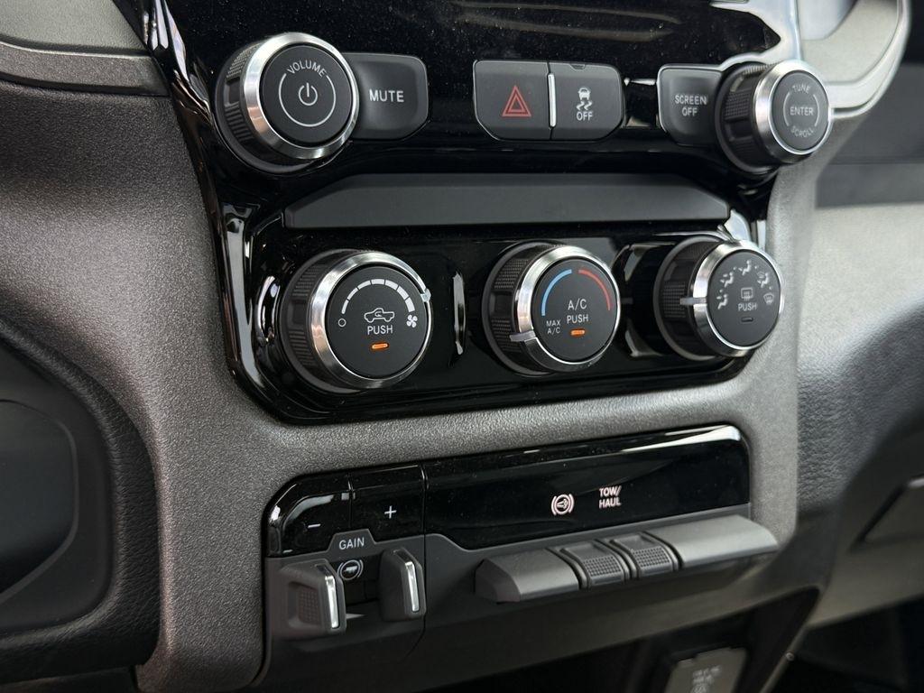 RAM 3500 Tradesman Crew Cab 4WD DRW 2026