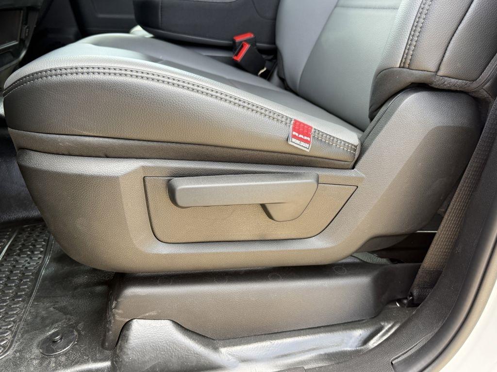 RAM 3500 Tradesman Crew Cab 4WD DRW 2026