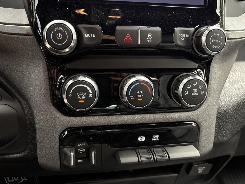 RAM 2500 Tradesman Crew Cab 4WD 2026