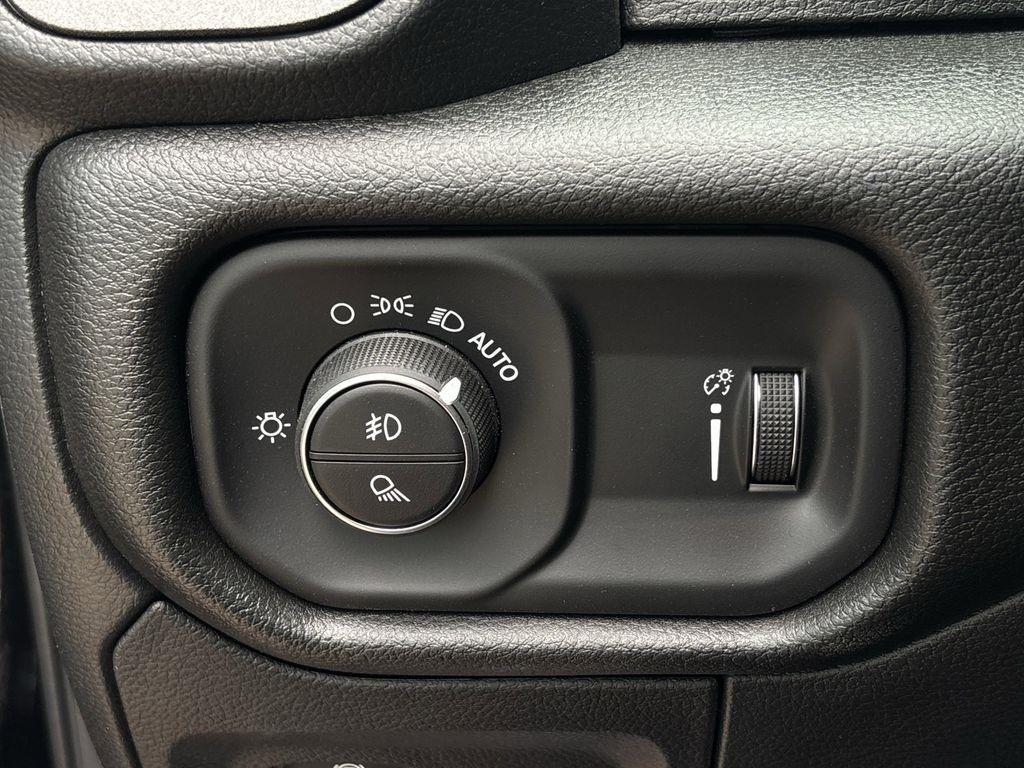 RAM 1500 Tradesman Crew Cab SWB 4WD 2026