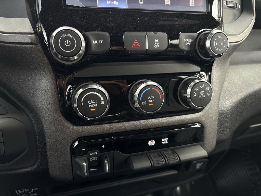 RAM 3500 Tradesman Crew Cab 4WD DRW 2026