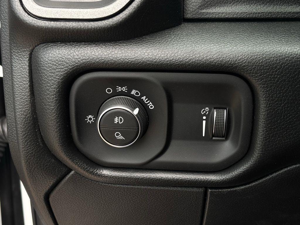 RAM 3500 Tradesman Crew Cab 4WD DRW 2026