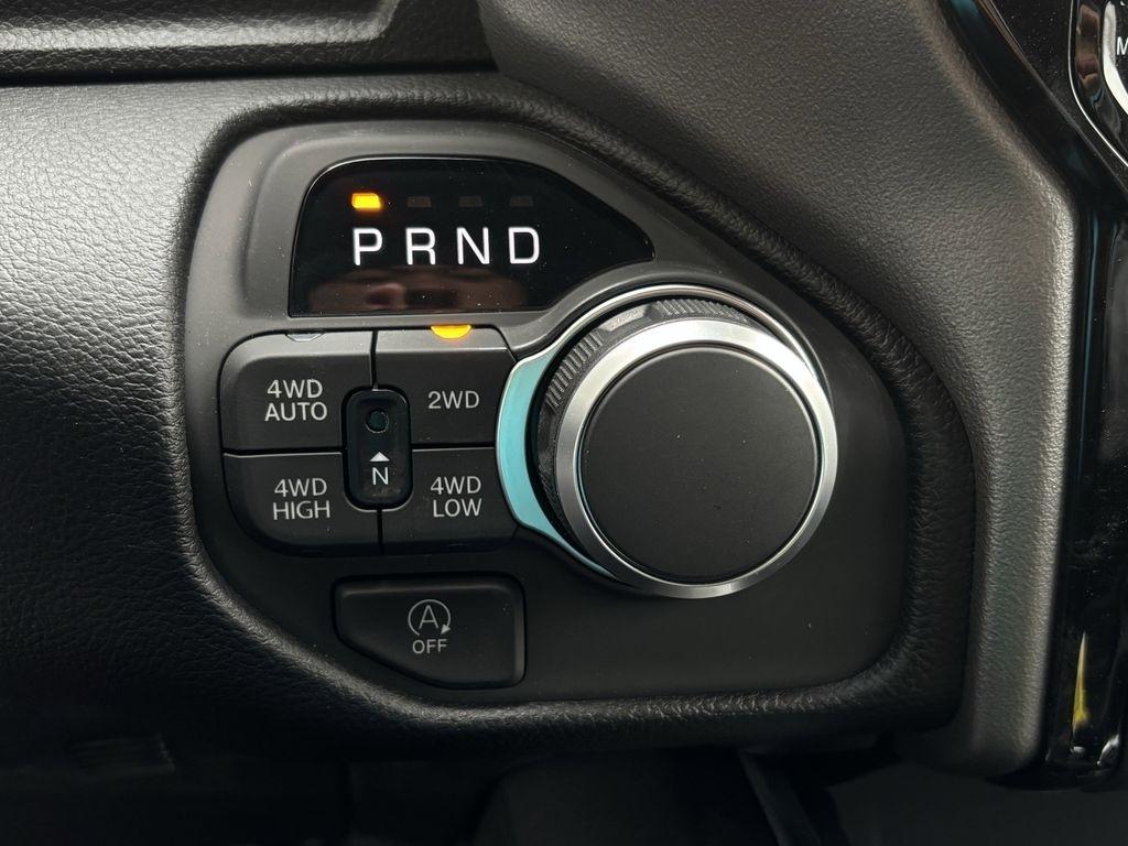 RAM 1500 Big Horn Crew Cab 4WD 2026