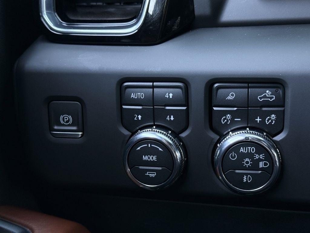 GMC Sierra 1500 Denali Ultimate Crew Cab 4WD 2023