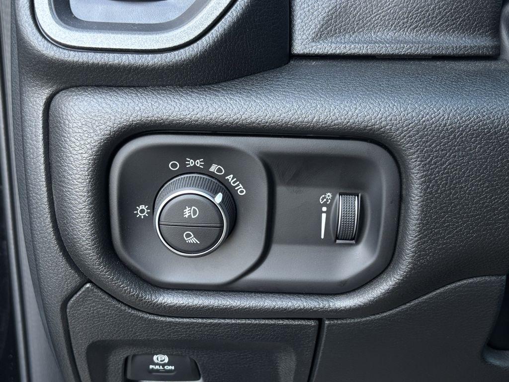 RAM 1500 Tradesman Crew Cab SWB 2WD 2025