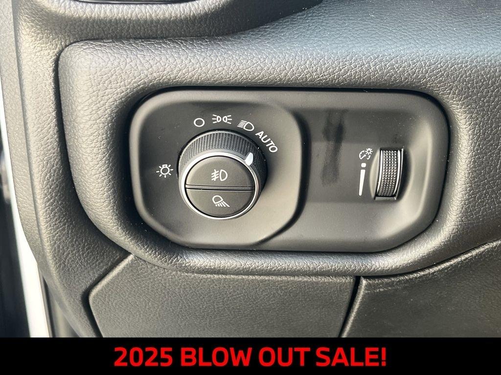 RAM 2500 Tradesman Crew Cab 4WD 2025