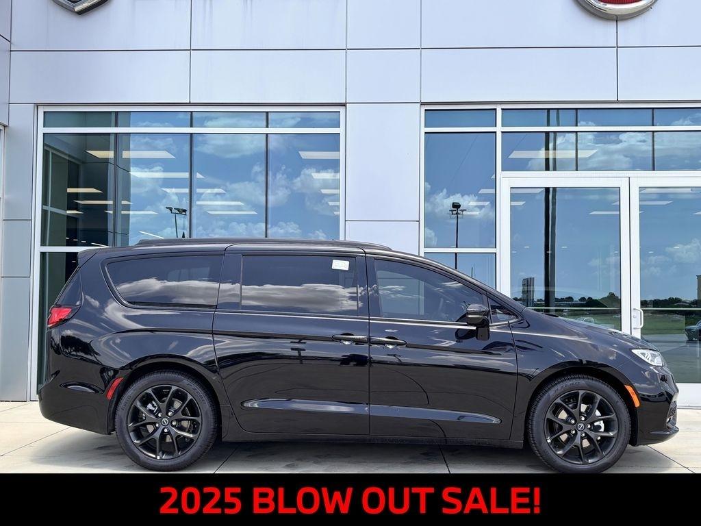Chrysler Pacifica Limited 2025