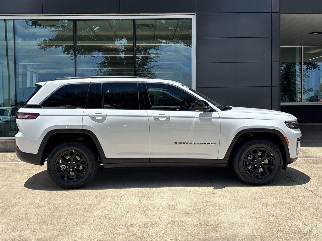 Jeep Grand Cherokee Laredo 4WD 2026