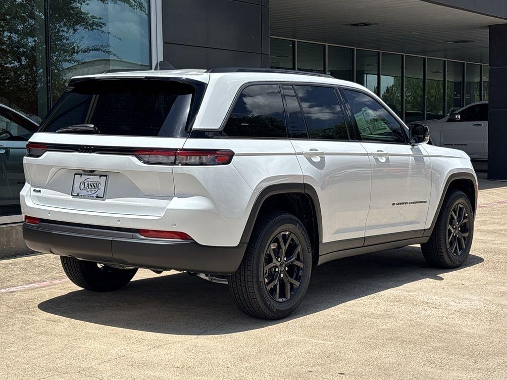 Jeep Grand Cherokee Laredo 4WD 2026