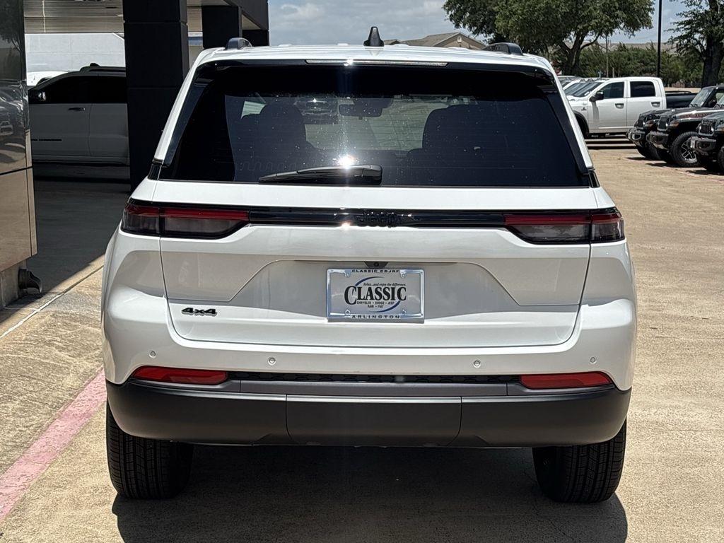 Jeep Grand Cherokee Laredo 4WD 2026