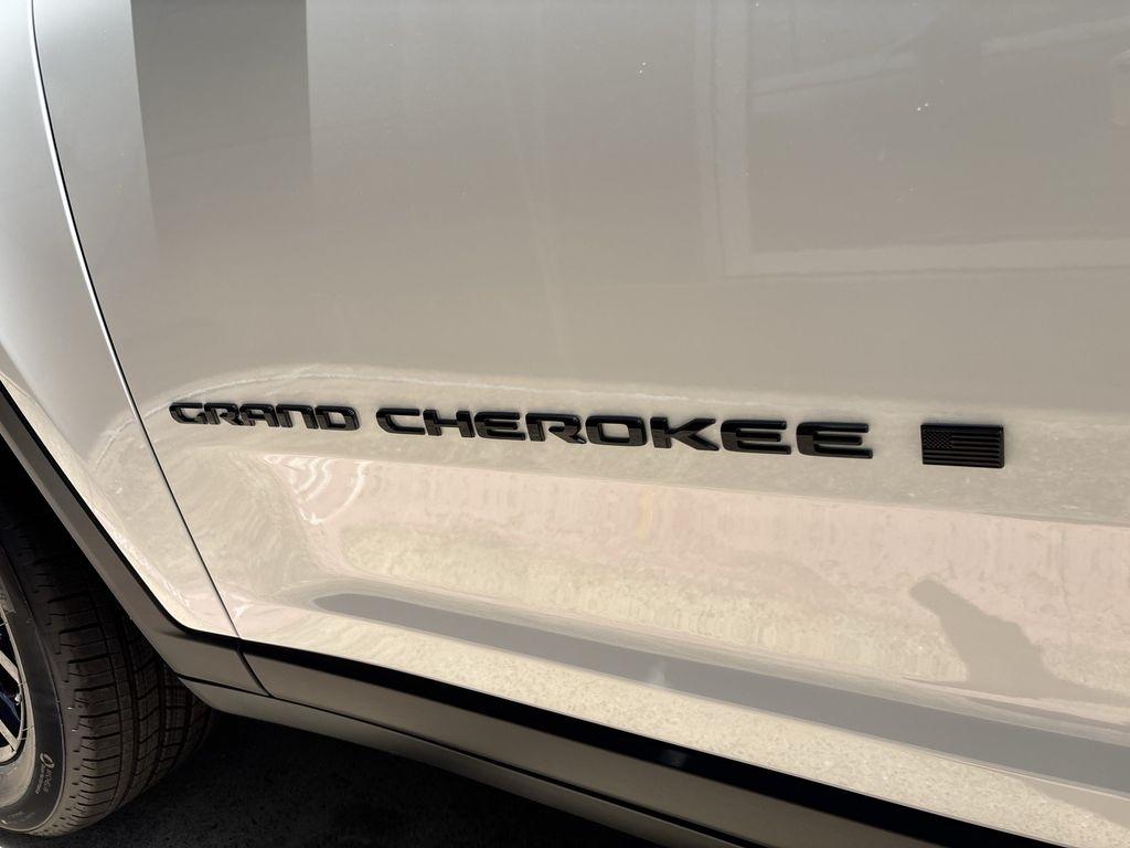 Jeep Grand Cherokee Laredo 4WD 2026