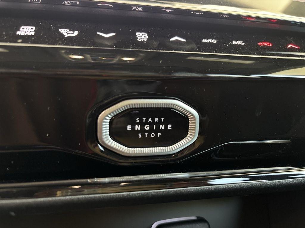 Jeep Grand Cherokee Laredo 4WD 2026