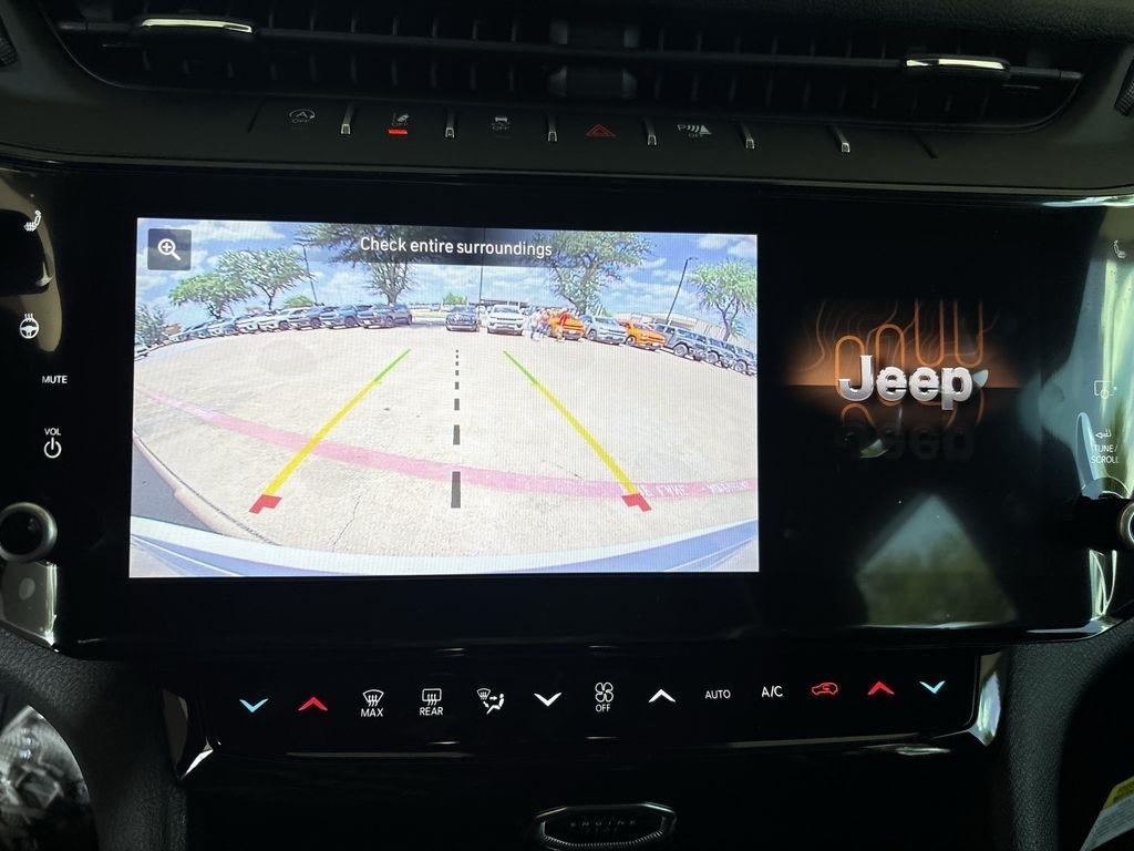 Jeep Grand Cherokee Laredo 4WD 2026