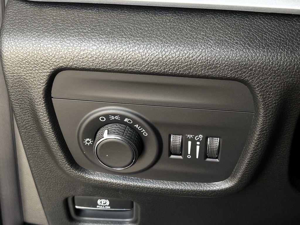 Jeep Grand Cherokee Laredo 4WD 2026