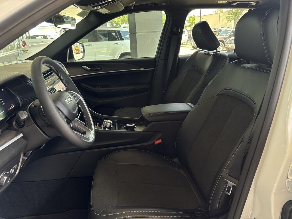 Jeep Grand Cherokee Laredo 4WD 2026