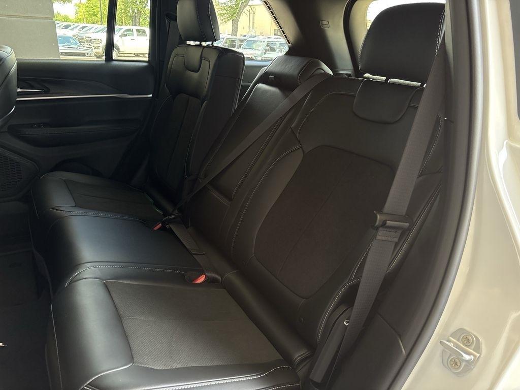 Jeep Grand Cherokee Laredo 4WD 2026