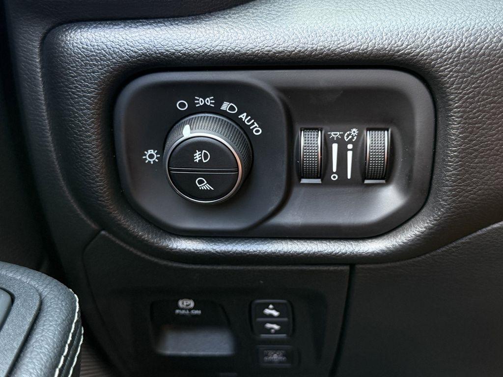 RAM 1500 Laramie Crew Cab SWB 4WD 2026