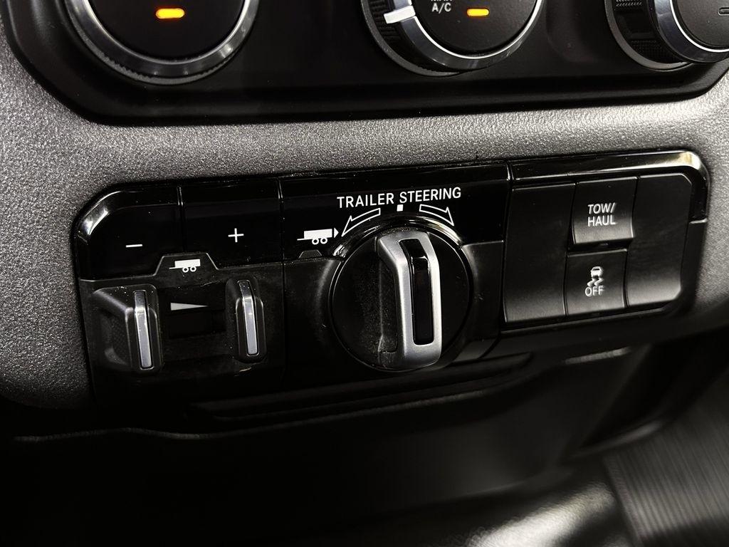 RAM 1500 Tradesman Crew Cab SWB 4WD 2024