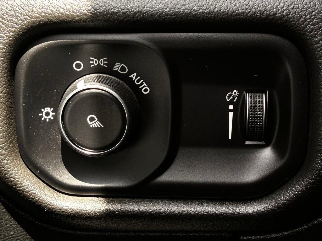 RAM 1500 Tradesman Crew Cab SWB 4WD 2024