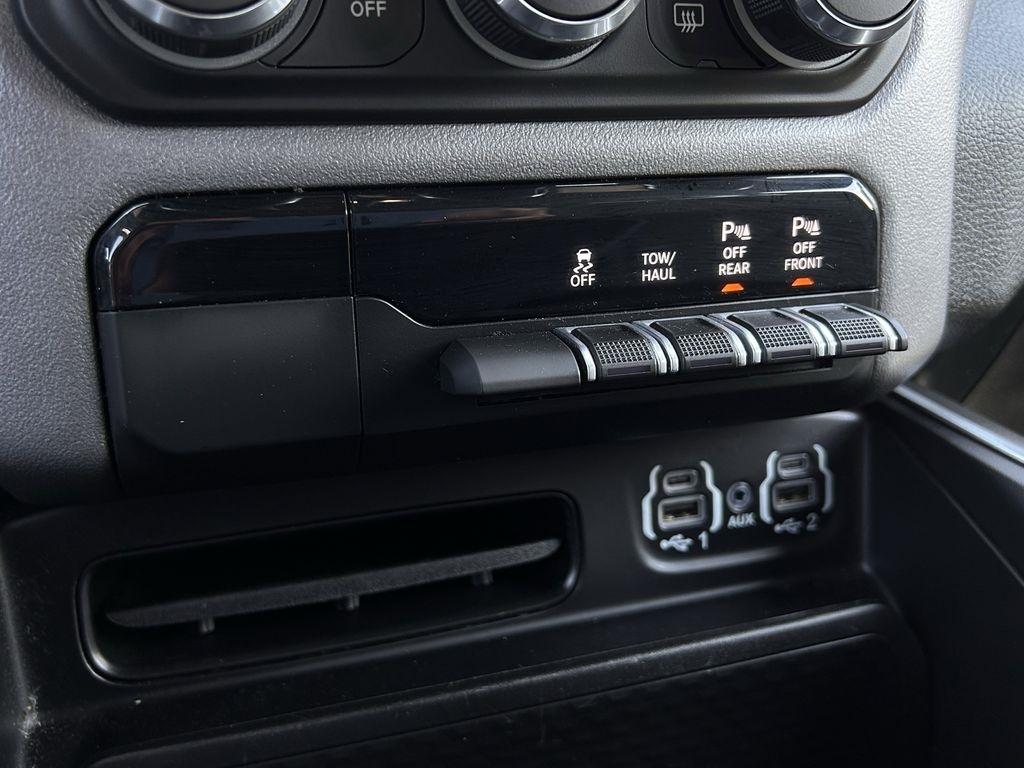 RAM 1500 Big Horn Crew Cab SWB 4WD 2022