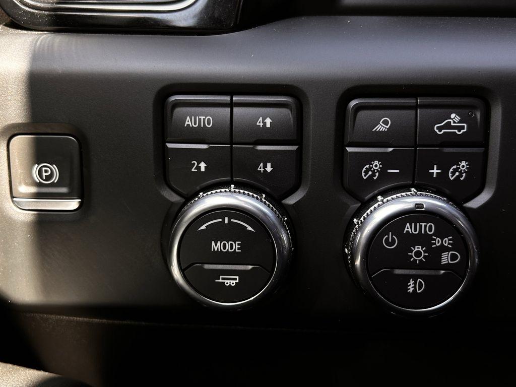 GMC Sierra 1500 AT4 Crew Cab 4WD 2024