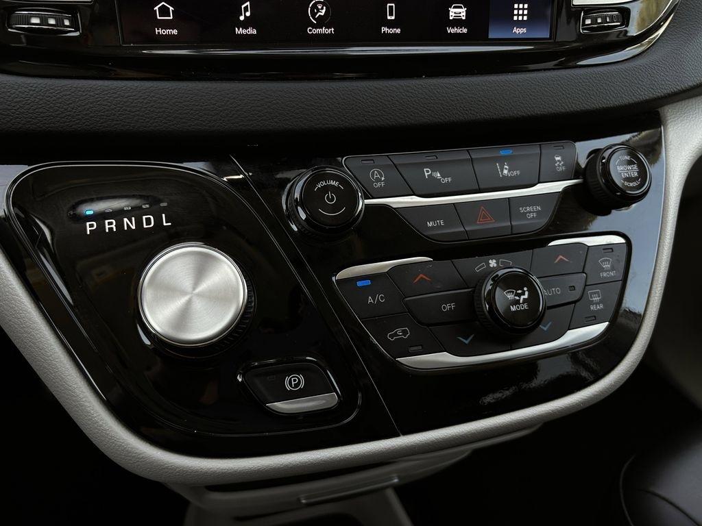 Chrysler Pacifica Touring L 2024