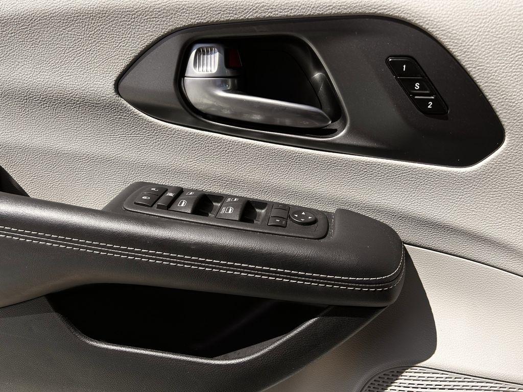 Chrysler Pacifica Touring L 2024