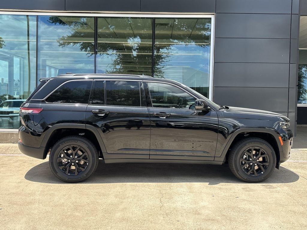 Jeep Grand Cherokee Laredo 4WD 2026