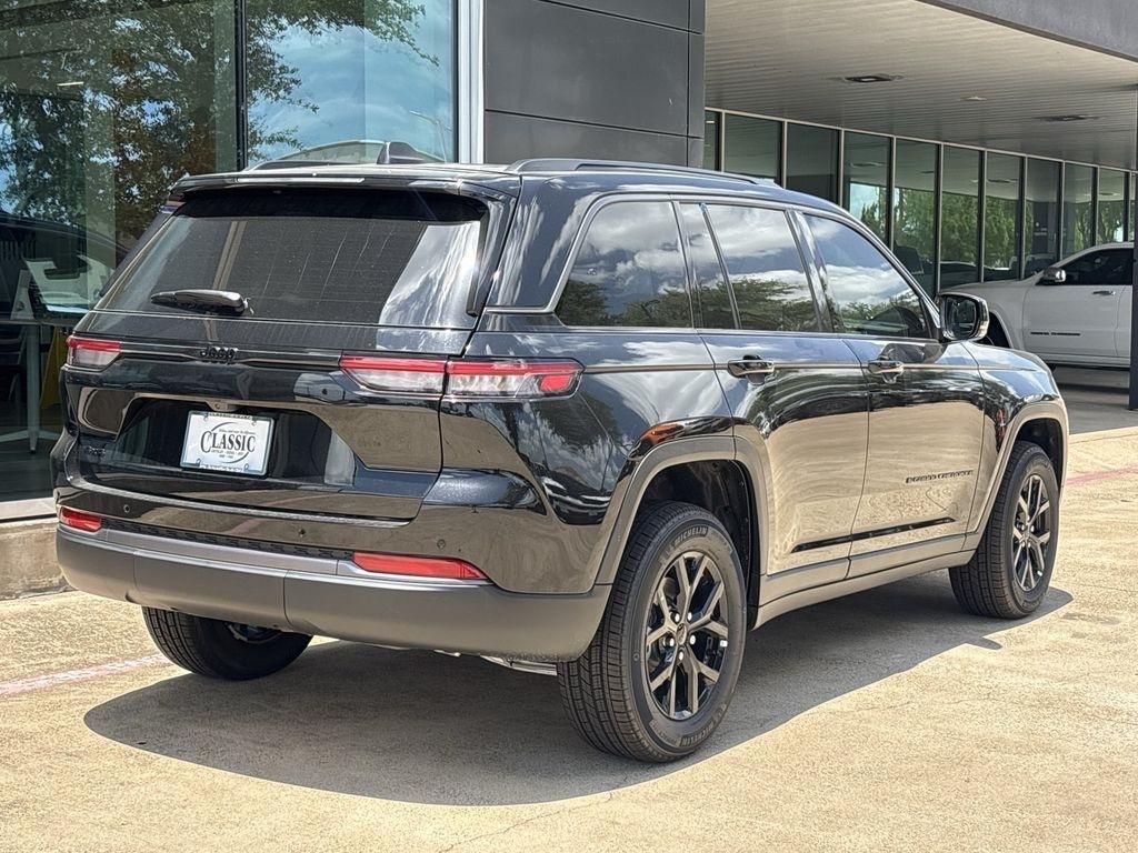 Jeep Grand Cherokee Laredo 4WD 2026