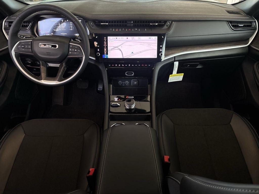 Jeep Grand Cherokee Laredo 4WD 2026