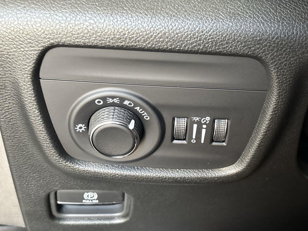 Jeep Grand Cherokee Laredo 4WD 2026