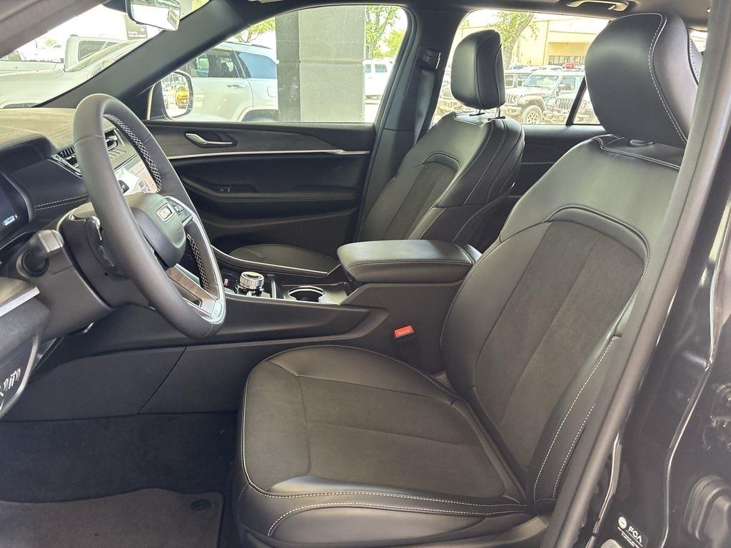Jeep Grand Cherokee Laredo 4WD 2026