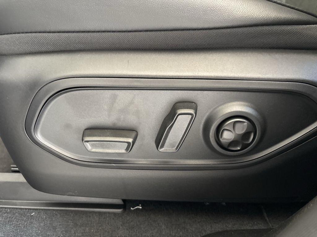 Jeep Grand Cherokee Laredo 4WD 2026