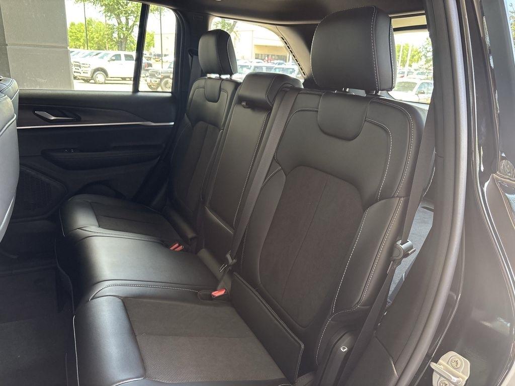 Jeep Grand Cherokee Laredo 4WD 2026