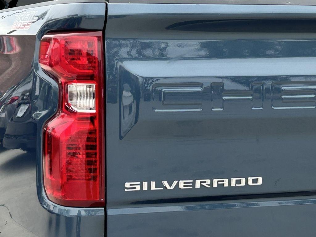 Chevrolet Silverado 1500 Trail Boss Custom Crew Cab 4WD 2024