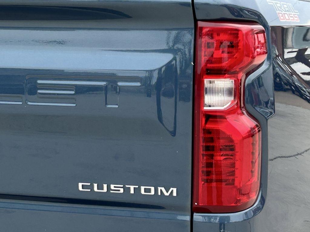 Chevrolet Silverado 1500 Trail Boss Custom Crew Cab 4WD 2024