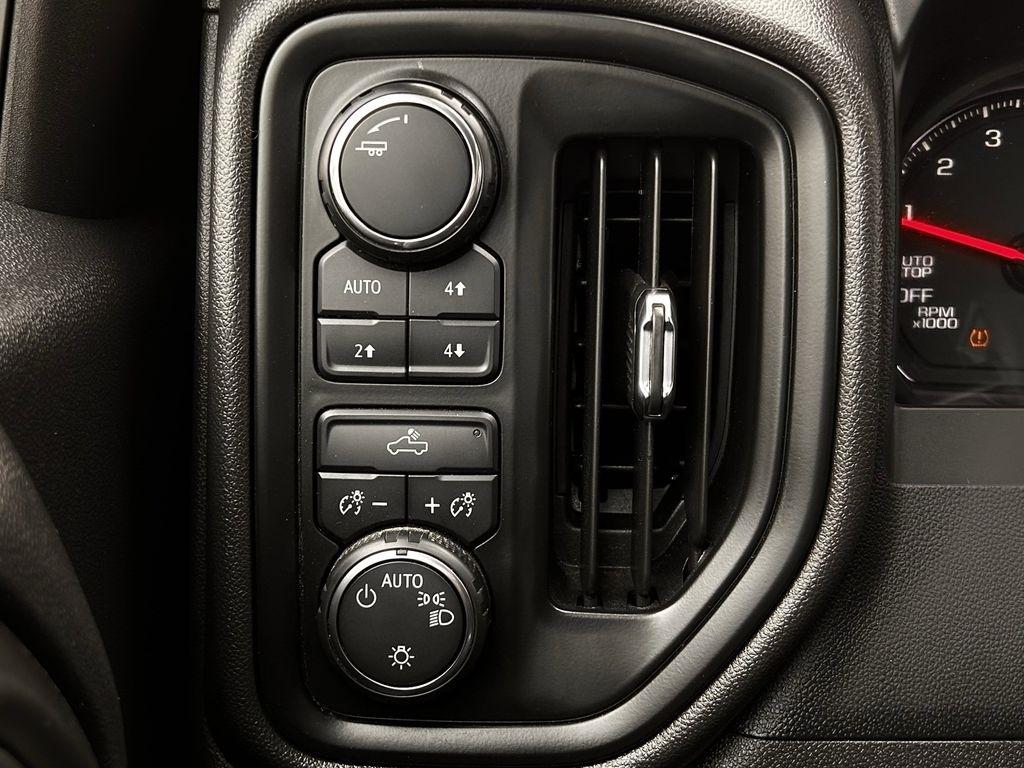 Chevrolet Silverado 1500 Trail Boss Custom Crew Cab 4WD 2024