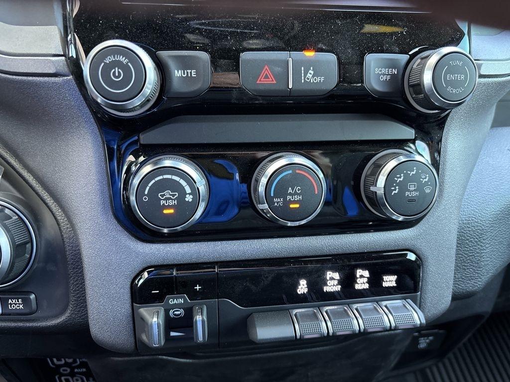 RAM 1500 Tradesman Crew Cab SWB 4WD 2026