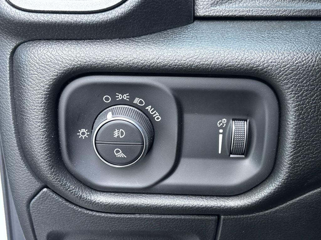 RAM 1500 Tradesman Crew Cab SWB 4WD 2026