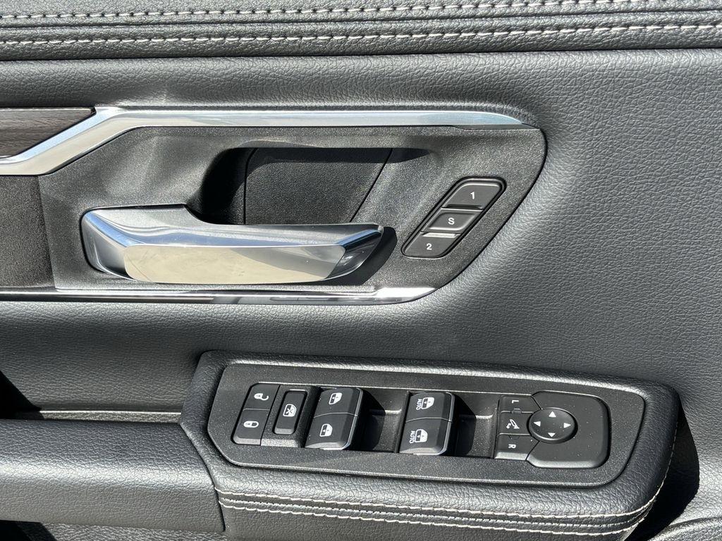 RAM 1500 Laramie Crew Cab SWB 4WD 2026