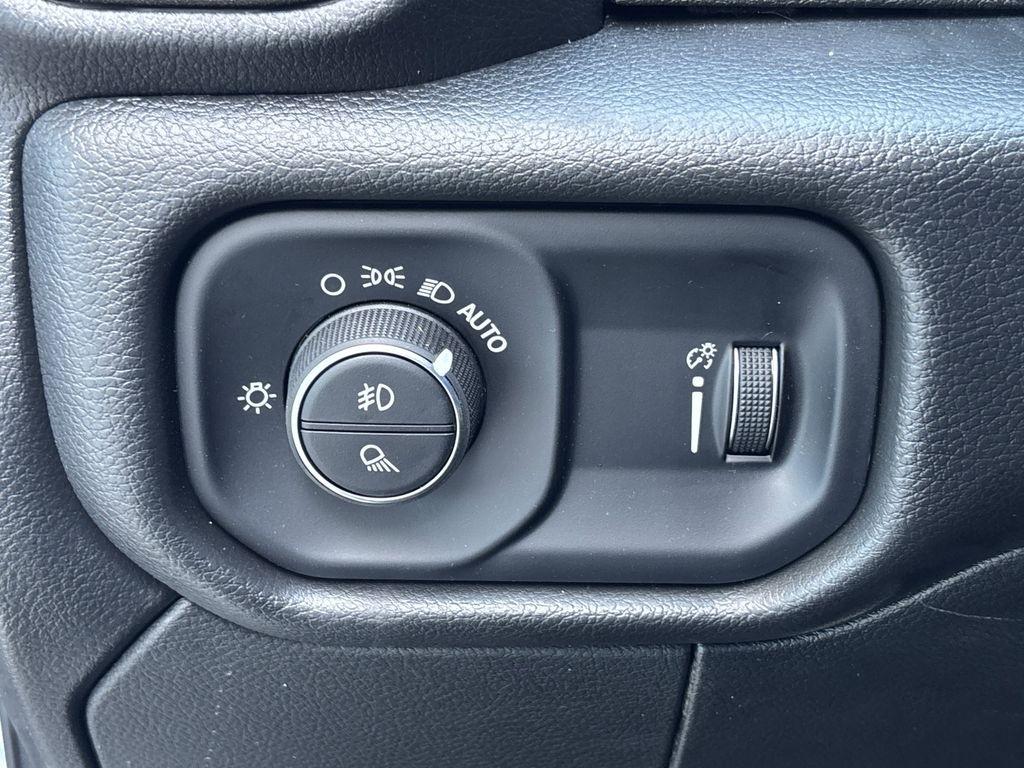 RAM 3500 Tradesman Crew Cab 4WD DRW 2026