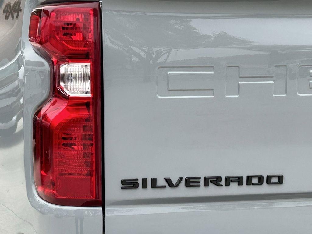 Chevrolet Silverado 2500HD Custom Crew Cab Long Box 4WD 2025