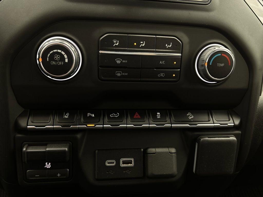 Chevrolet Silverado 2500HD Custom Crew Cab Long Box 4WD 2025