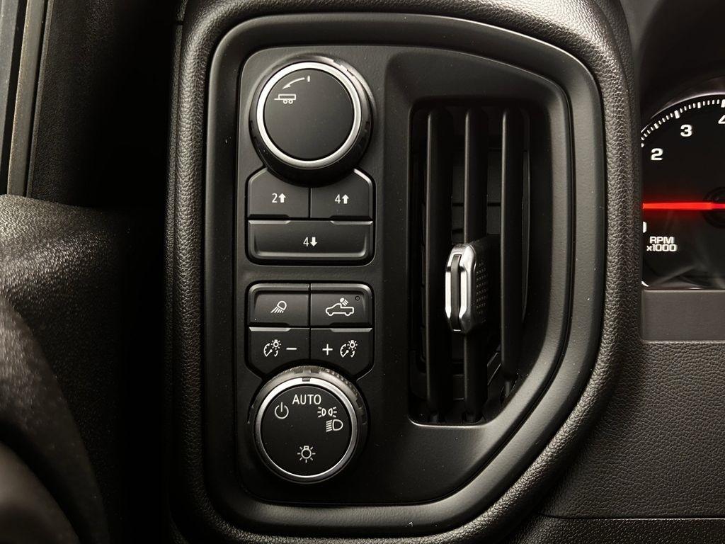 Chevrolet Silverado 2500HD Custom Crew Cab Long Box 4WD 2025