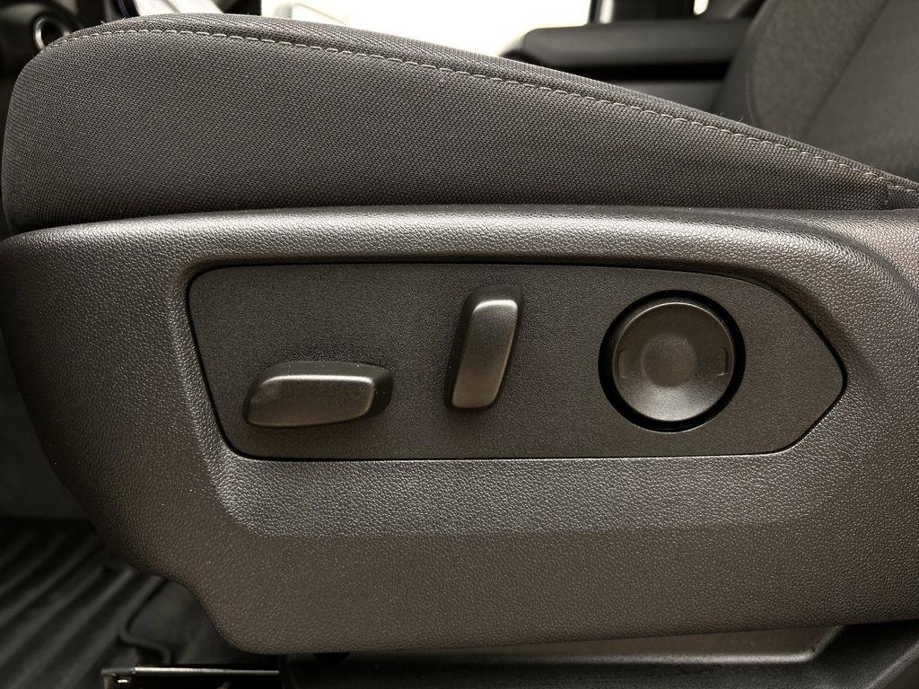 Chevrolet Silverado 2500HD Custom Crew Cab Long Box 4WD 2025