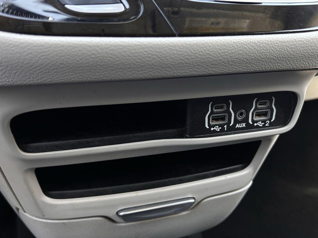 Chrysler Pacifica Touring L 2024