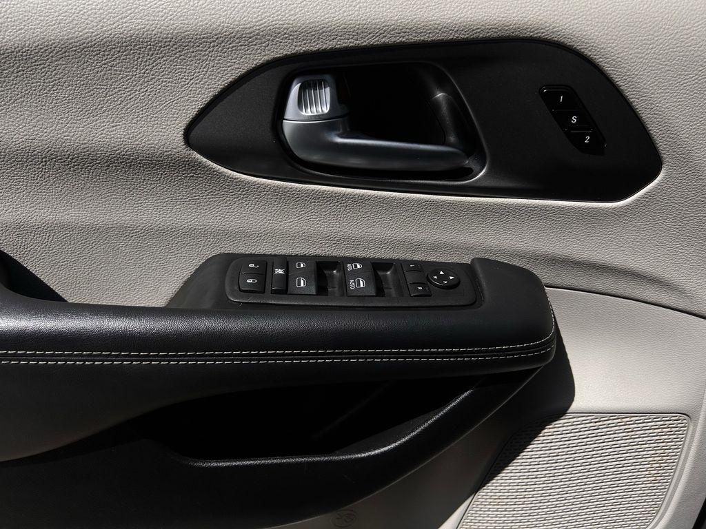 Chrysler Pacifica Touring L 2024